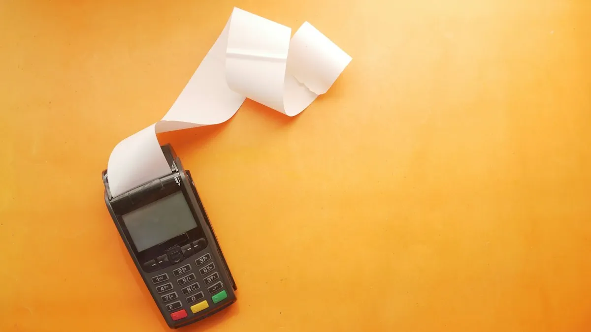 Un terminal de paiement d’où sort un très long reçu