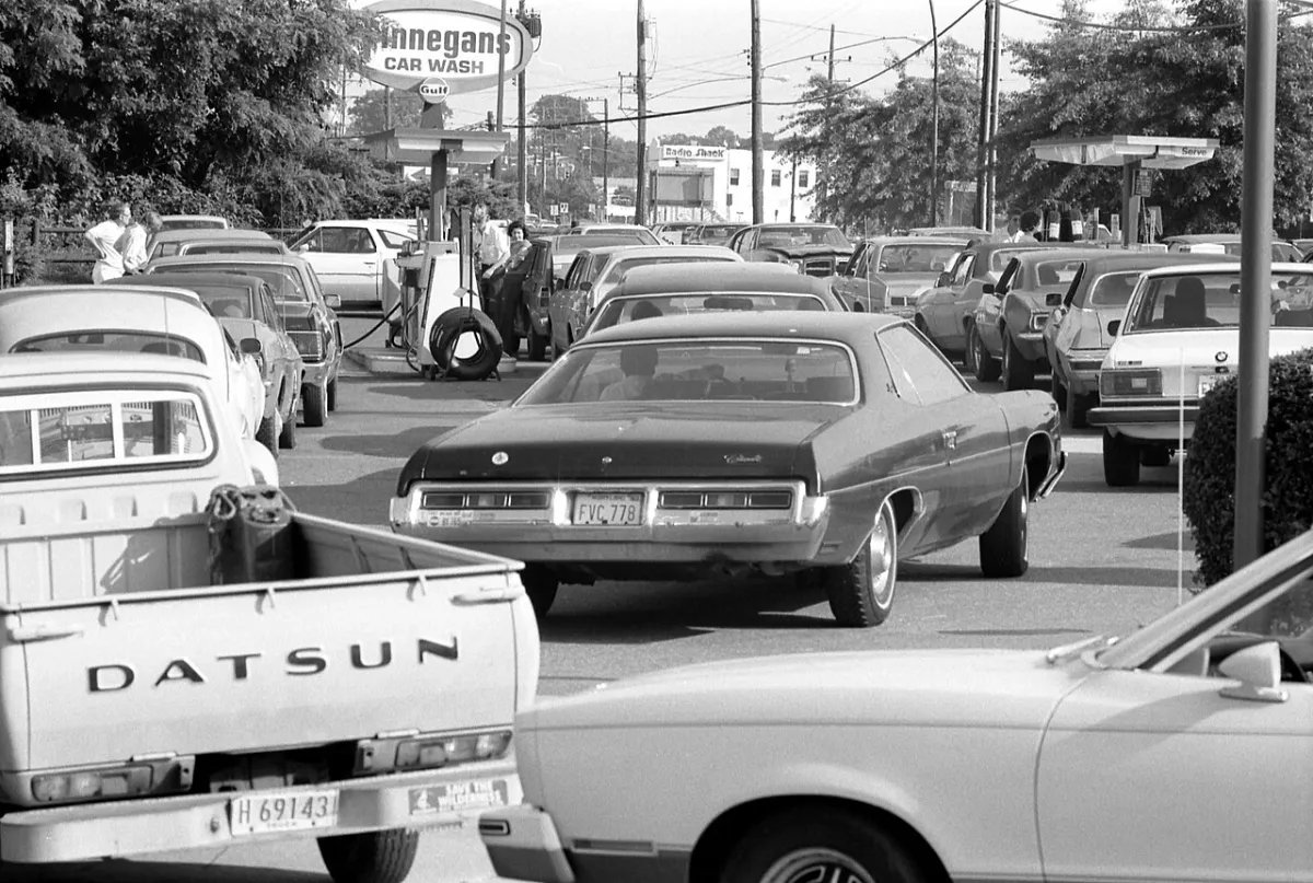 Une longue file de voitures attend pour faire le plein à une station-service, en juin 1979