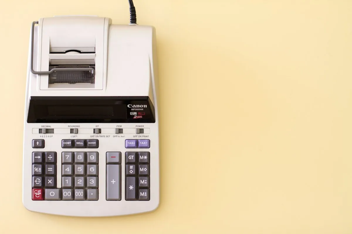 Une calculatrice à rouleau sur un fond jaune