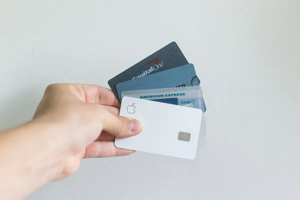 Une main qui tient plusieurs cartes de crédit